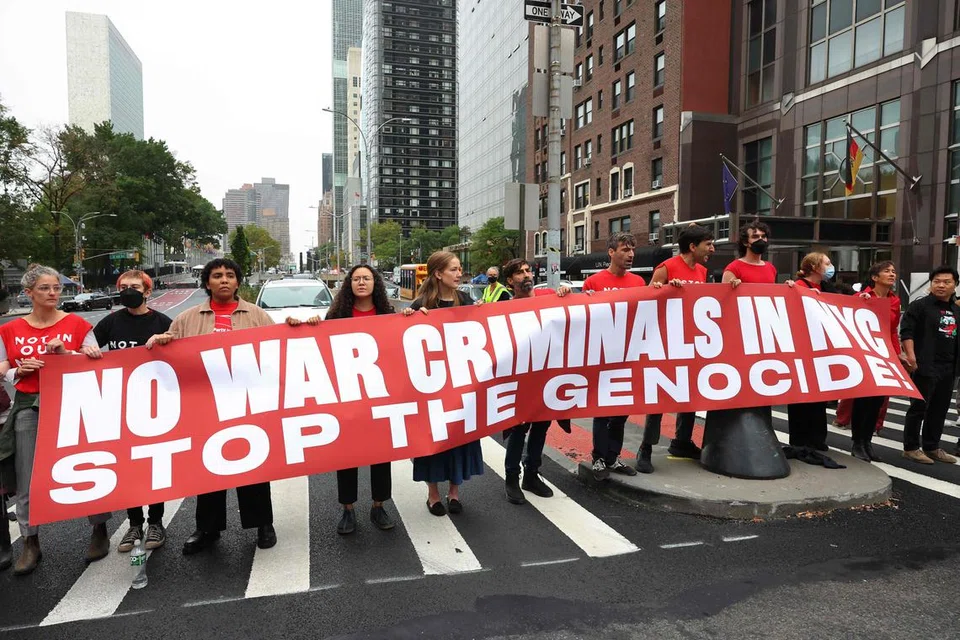 Penunjuk perasaan pro-Palestin menyekat lalu lintas di First Avenue berhampiran ibu pejabat Pertubuhan Bangsa-Bangsa Bersatu (PBB) pada 26 September di New York. Penunjuk perasaan, yang menyeru gencatan senjata di Gaza, membantah lawatan Perdana Menteri Israel, Encik Benjamin Netanyahu, yang dijadual menyampaikan ucapannya di PBB pada 28 September berikutan peningkatan pertempuran Israel dengan Hezbollah di Lebanon.