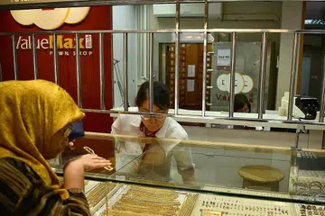 MENEBUS BARANG BERHARGA: Terdapat trend baru-baru ini di mana ramai warga yang ke kedai pajak bukan untuk menggadai barang berharga tetapi menebus balik barangan mereka. Gambar diambil pada 12 Julai 2019. - Foto fail