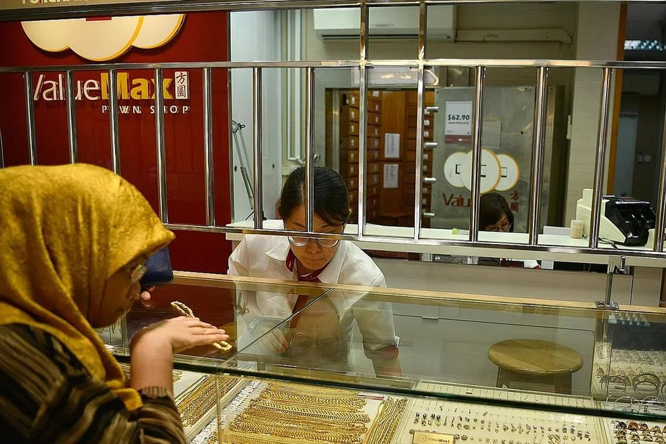 MENEBUS BARANG BERHARGA: Terdapat trend baru-baru ini di mana ramai warga yang ke kedai pajak bukan untuk menggadai barang berharga tetapi menebus balik barangan mereka. Gambar diambil pada 12 Julai 2019. - Foto fail