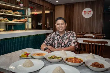 Encik Shamir Ismail merupakan pengarah Putra Minang Singapura, yang menyediakan set ‘mangkuk tingkat’ sepanjang Ramadan.