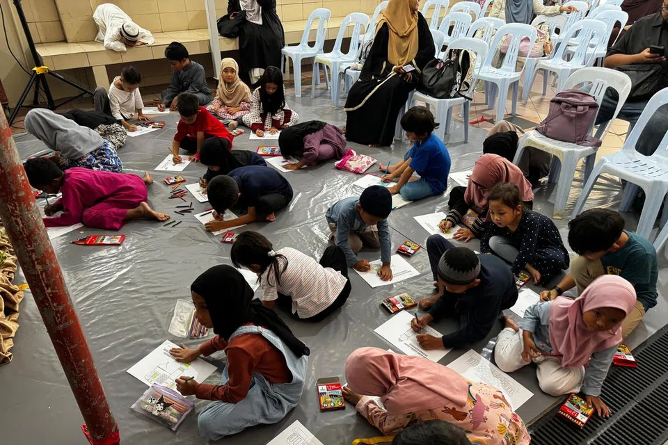Sambutan Maulid ini turut membuka ruang khas untuk kanak-kanak menyertai pelbagai kegiatan menarik seperti melukis dan mewarna, sekali gus menambah keceriaan suasana majlis.