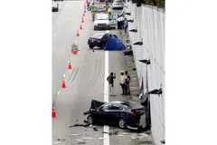 KEROSAKAN TERUK: Akibat nahas di Ekspreswe Ayer Rajah ini, tiga orang lagi turut cedera teruk selain tertuduh. Kemalangan dekat Link Kedua Tuas ini turut menyebabkan empat kereta, sebuah motosikal dan sebuah bas swasta remuk manakala tembok ekspreswe sebelum jalan susur keluar ke Tuas West Road rosak teruk. - Foto fail