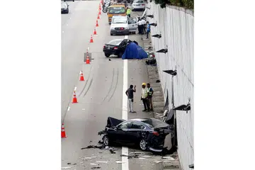 KEROSAKAN TERUK: Akibat nahas di Ekspreswe Ayer Rajah ini, tiga orang lagi turut cedera teruk selain tertuduh. Kemalangan dekat Link Kedua Tuas ini turut menyebabkan empat kereta, sebuah motosikal dan sebuah bas swasta remuk manakala tembok ekspreswe sebelum jalan susur keluar ke Tuas West Road rosak teruk. - Foto fail