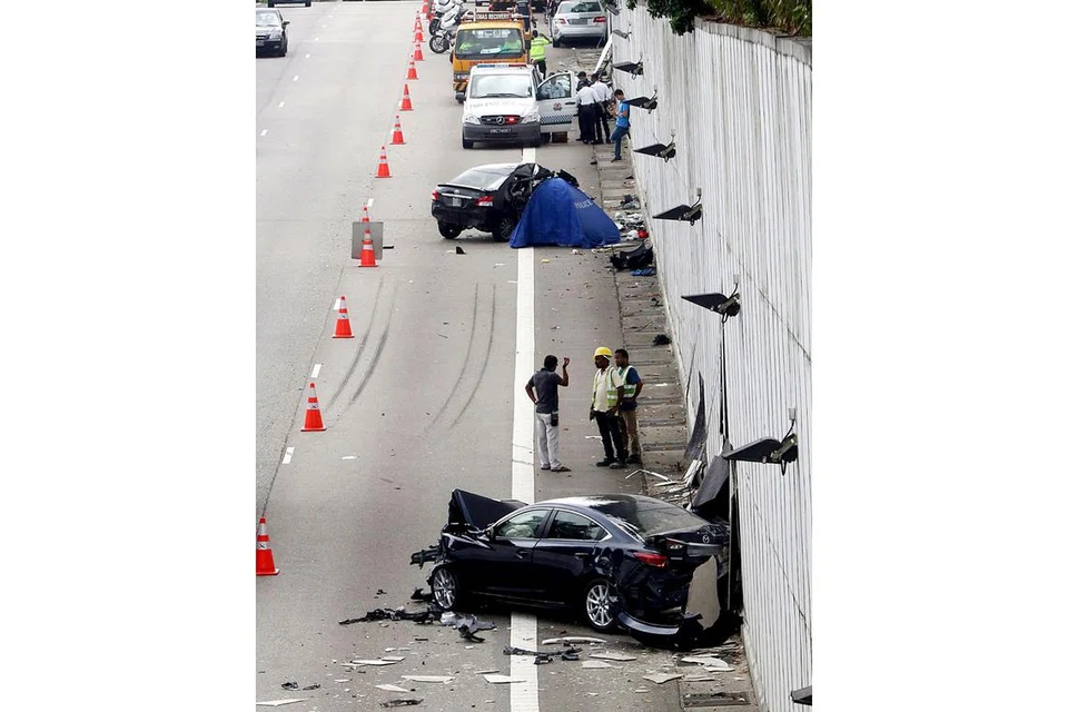 KEROSAKAN TERUK: Akibat nahas di Ekspreswe Ayer Rajah ini, tiga orang lagi turut cedera teruk selain tertuduh. Kemalangan dekat Link Kedua Tuas ini turut menyebabkan empat kereta, sebuah motosikal dan sebuah bas swasta remuk manakala tembok ekspreswe sebelum jalan susur keluar ke Tuas West Road rosak teruk. - Foto fail