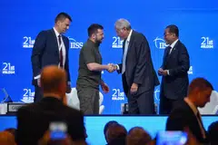 Presiden Ukraine, Encik Volodymyr Zelensky (dua dari kiri), bersama Menteri Pertahanan Singapura, Dr Ng Eng Hen (dua dari kanan), dan Menteri Pertahanan Malaysia, Datuk Seri Mohamed Khaled Nordin (kanan) di sesi pleno ketujuh Dialog Shangri-La bertajuk ‘Membayangkan Semula Penyelesaian untuk Keamanan Global dan Kestabilan Serantau’ pada 2 Jun. 