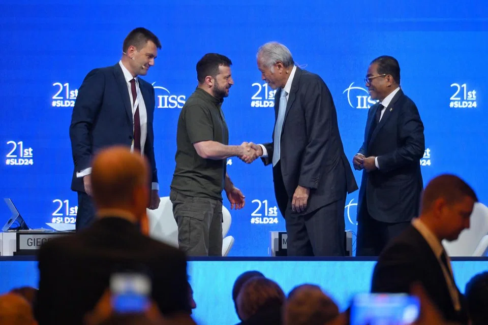 Presiden Ukraine, Encik Volodymyr Zelensky (dua dari kiri), bersama Menteri Pertahanan Singapura, Dr Ng Eng Hen (dua dari kanan), dan Menteri Pertahanan Malaysia, Datuk Seri Mohamed Khaled Nordin (kanan) di sesi pleno ketujuh Dialog Shangri-La bertajuk ‘Membayangkan Semula Penyelesaian untuk Keamanan Global dan Kestabilan Serantau’ pada 2 Jun. 