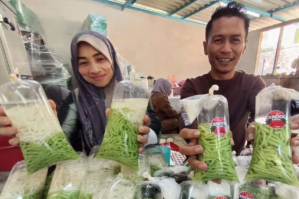 Peniaga Cik Norhayati Daud bersama suaminya, Encik Mohd Anuar Mohamad, menunjukkan cendol yang dihasilkan untuk jualan sepanjang Ramadan.