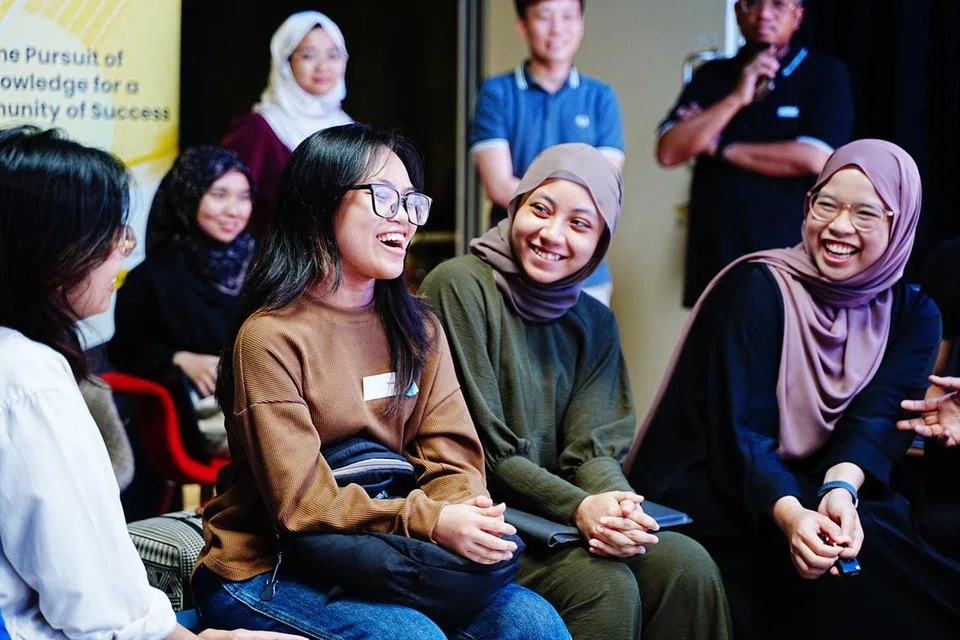 Cik Nadia Irdina Md Yuzaimi (dua dari kanan) menekankan bahawa rasa bangga terhadap bahasa ibunda penting demi memelihara jati diri dan warisan budaya generasi akan datang.