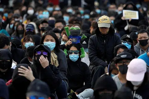 HADAPI TEKANAN: Hampir satu daripada tiga orang dewasa di Hong Kong dilaporkan mengalami gejala gangguan tekanan pasca trauma (PTSD) akibat keganasan sosial selama berbulan-bulan di bandar raya itu. - Foto REUTERS