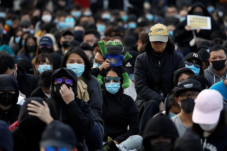HADAPI TEKANAN: Hampir satu daripada tiga orang dewasa di Hong Kong dilaporkan mengalami gejala gangguan tekanan pasca trauma (PTSD) akibat keganasan sosial selama berbulan-bulan di bandar raya itu. - Foto REUTERS
