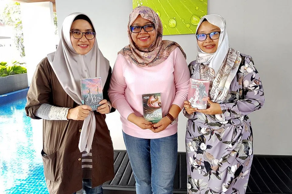 KONGSI PENGALAMAN: (Dari kiri) Penulis novel popular Cik Zuliana Abuas aka Anna Lee, Cik Farah Husain dan penulis baru, Cik June Zaidi berkongsi pengalaman mereka dalam penghasilan novel. - Foto BH oleh NENIE KARUMAN