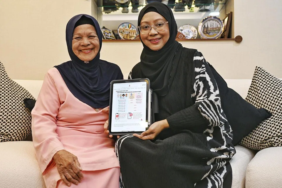 Walaupun sudah lanjut usia, Cik Siti Zulzanan Saibi (kiri) kekal aktif dan menerima sokongan penuh daripada empat anaknya, termasuk anak bongsunya, Cik Marsina Mohd Khalid (kanan), yang antaranya membantu menguruskan pemeriksaan kesihatan susulan bersama doktor.