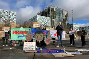 Sekumpulan warga komuniti Filipina di Belanda mengangkat sepanduk ketika mengadakan tunjuk perasaan membantah mantan Presiden Filipina, Encik Rodrigo Duterte, di hadapan Mahkamah Jenayah Antarabangsa (ICC) di The Hague, Belanda, pada 12 Mac.