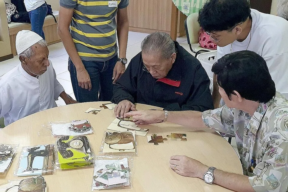 PUSAT PENJAGAAN NHC: Antara aktiviti yang dijalankan termasuk terapi pekerjaan dan fisioterapi, senaman berkumpulan dan terapi ingatan. - Foto dirakam sebelum penularan Covid-19 di Singapura. - Foto PERSATUAN PENYAKIT ALZHEIMER