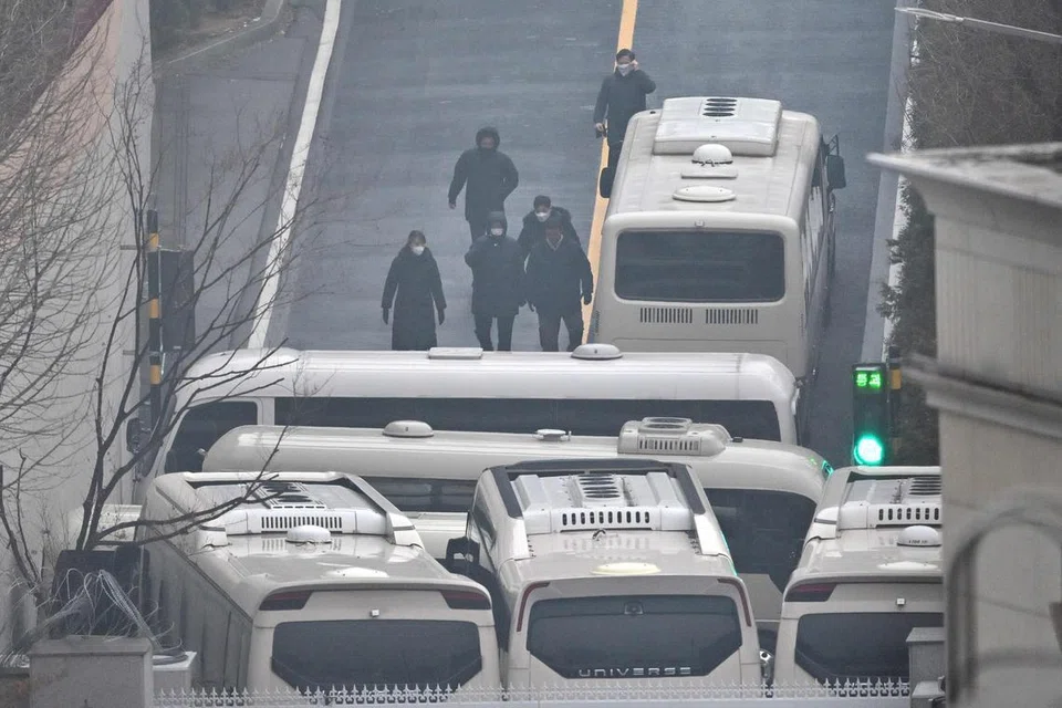 Anggota keselamatan berkawal dengan barisan bas menghalang pintu masuk untuk melindungi Presiden Korea Selatan yang digantung tugas, Encik Yoon Suk Yeol, daripada kemungkinan percubaan penahanan kali kedua oleh Pejabat Penyiasatan Rasuah Pegawai Tertinggi di kawasan kediaman presiden di Seoul pada 6 Januari.