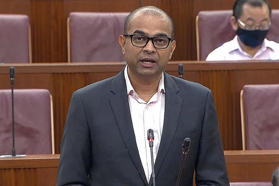 DIPERLUAS: Dr Janil Puthucheary (atas) mengumumkan Pasukan Bertindak Kesejahteraan Mental Covid-19 akan diubah menjadi wadah antara agensi meninjau usaha kesihatan dan kesejahteraan mental warga melebihi pandemik itu. - Foto fail BH