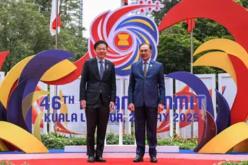 Perdana Menteri, Encik Lawrence Wong (kiri), bertemu dengan Perdana Menteri Malaysia, Datuk Seri Anwar Ibrahim, di Sidang Puncak Asean ke-46 diadakan di Pusat Konvensyen Kuala Lumpur (KLCC) di Malaysia pada 26 Mei