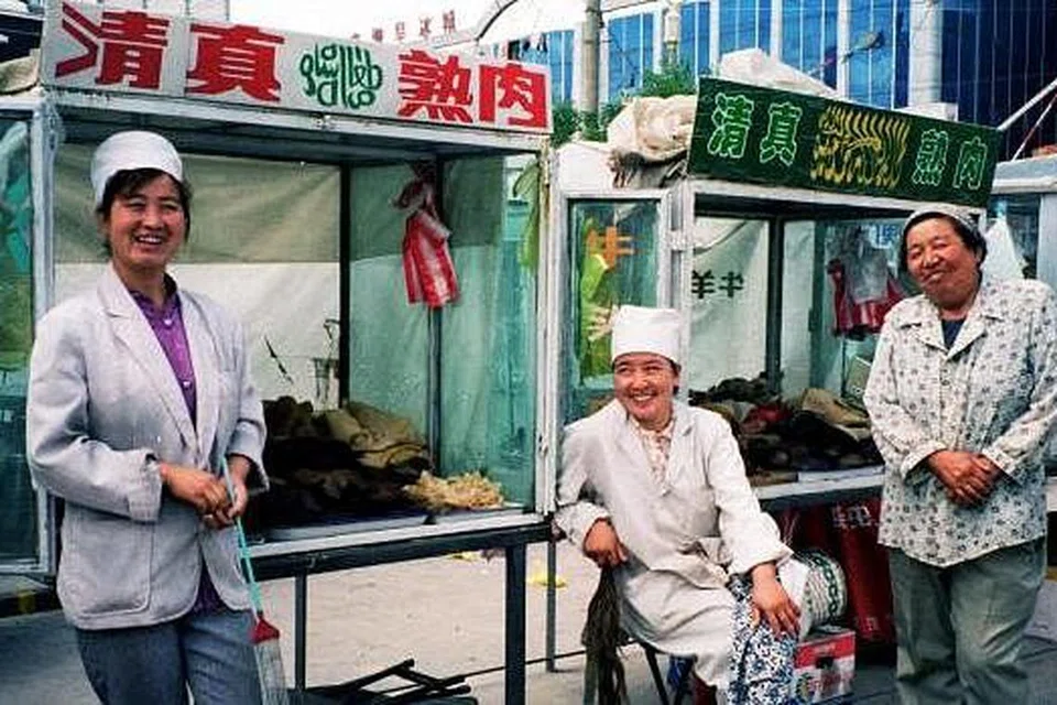 MAKANAN ISLAM CARA CINA: Tiga wanita penjual makanan Islam ini berjaja makanan halal di salah satu jalan di Hohhot, bandar utama di Inner Mongolia. - IHSAN PEMBACA