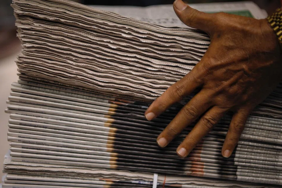 PENDAPATAN TAMBAHAN: Seperti vendor lain, Encik Kumar boleh memperoleh komisen 25-28 peratus untuk langganan, yang datang daripada tugas tambahan seperti memasukkan terbitan tambahan dan jika kertas lebih tebal pada hari-hari tertentu.