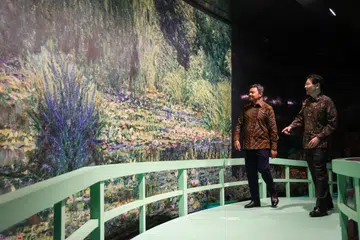 Encik Lawrence Wong (kanan) dan Putera Al-Muhtadee Billah tmelawat pameran Impressions of Monet di Flower Dome.