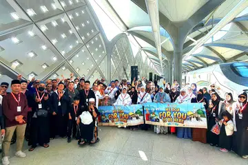KEMUDAHAN MODEN: Jemaah dari Hahnemann Travel berpeluang menggunakan   kereta api laju antara Makkah-Madinah dan menyifatkan pengalaman mereka selama dua jam antara Makkah-Madinah amat memuaskan
