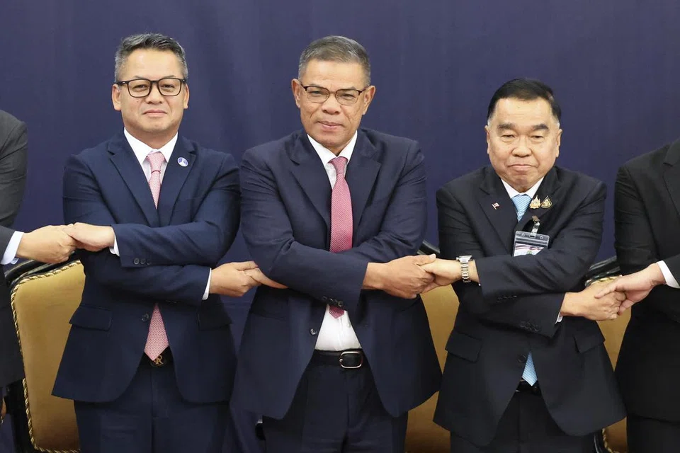 Timbalan Menteri Pertahanan Thailand, Encik Natthaphon Narkphanit (kanan), Menteri Dalam Negeri Malaysia, Datuk Seri Saifuddin Nasution Ismail (tengah), dan Menteri Pertahanan Kemboja, Jeneral Tea Seiha (kiri), bergambar bersama sebelum Mesyuarat Luar Biasa Jawatankuasa Sempadan Am (GBC) bagi membincangkan pertikaian sempadan antara Thailand dan Kemboja di Kuala Lumpur, Malaysia, pada 7 Ogos 2025.