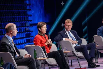 BINCANG DIGITAL: Pemimpin yang mengupas dan berkongsi tentang isu digital ialah (dari kiri) Encik Ossian Smyth, Menteri Negara bagi Pemerolehan Awam dan ePemerintah Ireland; Menteri Perhubungan dan Penerangan Singapura, Cik Josephine Teo, serta Encik Oliver Dowden, Setiausaha Negara bagi Digital, Kebudayaan, Media dan Sukan dari United Kingdom. - Foto MCI