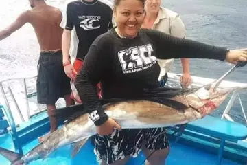 Cik Nurshafika Salleh menangkap ikan layar sewaktu memancing di Thailand.
