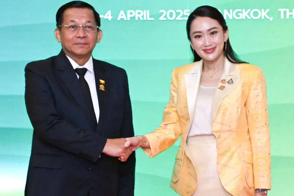 Gambar edaran yang disediakan oleh Kementerian Luar Thailand menunjukkan Panglima Angkatan Tentera Myanmar, Jeneral Kanan Min Aung Hlaing (kiri), bersalaman dengan Perdana Menteri Thailand, Cik Paetongtarn Shinawatra, semasa Sidang Puncak Keenam BIMSTEC dan mesyuarat berkaitan di Bangkok, pada 4 April. 
