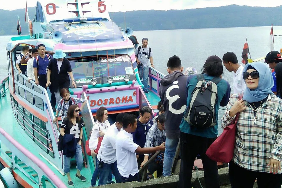 MENGAMIT PERHATIAN PELANCONG: Khidmat feri disediakan bagi para pelancong menikmati pemandangan indah dan udara nyaman di Danau Toba.