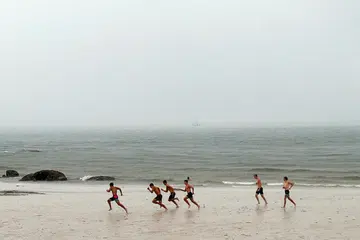 MASA UNTUK BERIADAH: Sekumpulan pemuda dilihat bermain ragbi di pantai Hua Hin semalam, setelah kerajaan Thailand melonggarkan beberapa langkah sekatan bagi membendung penularan koronavirus.