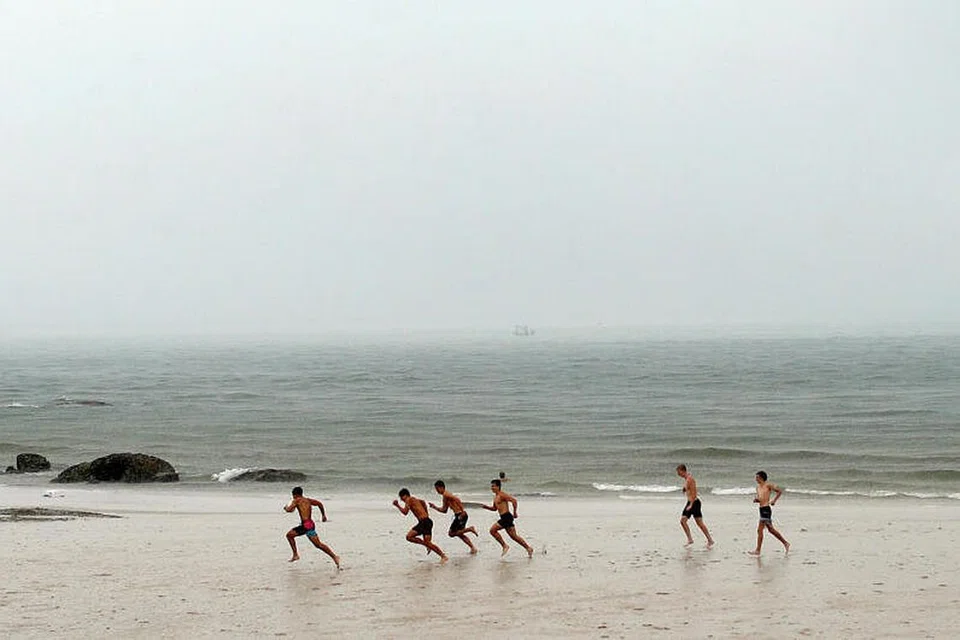 MASA UNTUK BERIADAH: Sekumpulan pemuda dilihat bermain ragbi di pantai Hua Hin semalam, setelah kerajaan Thailand melonggarkan beberapa langkah sekatan bagi membendung penularan koronavirus.