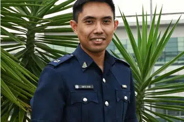 USAHA MENYELURUH: Penolong Superintendan Penjara, Encik Muhammad Sadiq Saad, dan pasukannya dari Divisyen Pemulihan dan Integrasi Semula Perkhidmatan Penjara Singapura, menerima  Anugerah Pencapaian Home Team MHA (HTAA) atas usaha membantu pesalah menuju ke arah pemulihan.