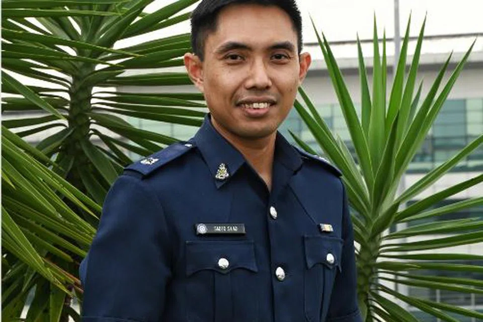 USAHA MENYELURUH: Penolong Superintendan Penjara, Encik Muhammad Sadiq Saad, dan pasukannya dari Divisyen Pemulihan dan Integrasi Semula Perkhidmatan Penjara Singapura, menerima  Anugerah Pencapaian Home Team MHA (HTAA) atas usaha membantu pesalah menuju ke arah pemulihan.