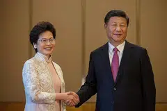 TAHNIAH: Presiden China Xi Jinping berjabat tangan dengan Ketua Eksekutif Hongkong yang baru, Cik Carrie Lam, semasa pertemuan mereka di Hongkong semalam. - Foto AFP