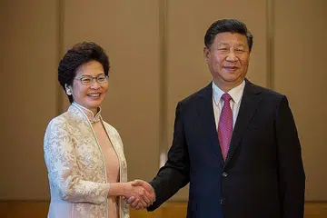TAHNIAH: Presiden China Xi Jinping berjabat tangan dengan Ketua Eksekutif Hongkong yang baru, Cik Carrie Lam, semasa pertemuan mereka di Hongkong semalam. - Foto AFP