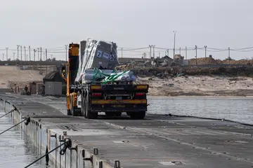 Sebuah trak membawa bantuan kemanusiaan merentasi dermaga sementara untuk menghantar bantuan, di luar Jaluran Gaza. Dalam hampir dua bulan sejak ia mula dipasang di pinggir pantai, jeti sementara di luar Gaza itu hanya beroperasi kira-kira 20 hari, kata pegawai tentera.
