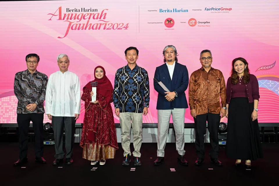 Anugerah Jauhari disampaikan kepada pengasas firma perunding makanan dan minuman (F&B) White Rice Co, Cef Akmal Anuar, (tiga dari kanan) manakala Anugerah Jauhari Harapan disampaikan kepada pekerja sosial dan pengasas bersama Project Hills, Cik Zulayqha Zulkifli (tiga dari kiri). Bersama Jauhari di atas pentas ialah tetamu terhormat, Menteri Kesihatan, Encik Ong Ye Kung (tengah) dan Editor Berita Harian, Encik Nazry Mokhtar (dua dari kanan). Lain-lain tokoh dalam gambar ialah (dari kiri), Ketua Editor Kumpulan Media Inggeris, Melayu dan Tamil SPH, Encik Wong Wei Kong; Ketua Pegawai Eksekutif SPH Media, Encik Chan Yeng Kit; dan Pengurus Besar Yayasan FairPrice, Cik Jean Khong.