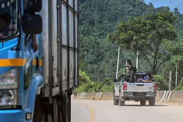 SERANGAN TENTERA: Para anggota Pasukan Pengawal Sempadan Karen menjalankan rondaan di lebuh raya dekat Kawkareik, Myanmar yang sekali sekala menjadi medan pertempuran antara junta tentera dengan pasukan penentangnya.