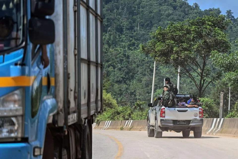 SERANGAN TENTERA: Para anggota Pasukan Pengawal Sempadan Karen menjalankan rondaan di lebuh raya dekat Kawkareik, Myanmar yang sekali sekala menjadi medan pertempuran antara junta tentera dengan pasukan penentangnya.