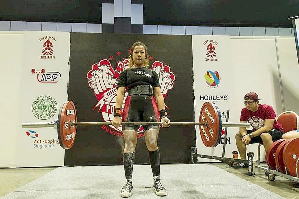 SUKAN BANTU DIRI: Cik Nur Insyirah Amir mampu angkat berat dan rasa keyakinan diri lebih tinggi. - Foto ihsan YASIN RAHIM