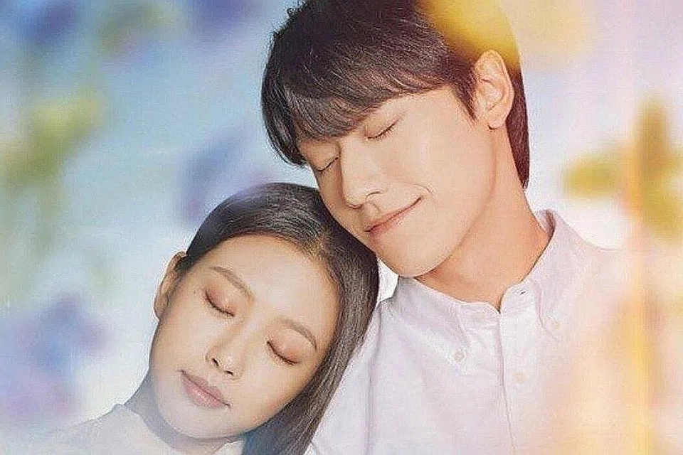 REAKSI BERCAMPUR-BAUR: Apabila Lee Dohyun (kanan) dan Go Min-si dipasangkan sebagai kekasih dalam 'Youth of May', ada peminat yang suka dan ada pula yang tidak senang kerana payah melupakan peranan mereka sebagai adik-beradik angkat dalam drama Netflix, 'Sweet Home'. - Foto LAMAN TWITTER KOREAN DRAMA 