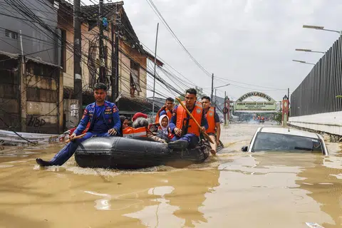 Pasukan penyelamat dalam usaha membantu penduduk yang terjejas akibat banjir menggunakan bot getah di kawasan perumahan di Bekasi, Jawa Barat, Indonesia, pada 4 Mac.