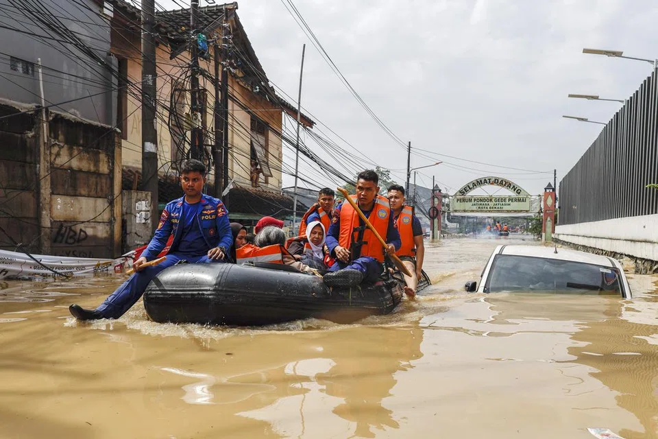 Pasukan penyelamat dalam usaha membantu penduduk yang terjejas akibat banjir menggunakan bot getah di kawasan perumahan di Bekasi, Jawa Barat, Indonesia, pada 4 Mac.