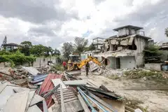 Proses perobohan penempatan haram sebahagian warga Rohingya di Kampung Sungai Tekali, Hulu Langat, Selangor, baru-baru ini.