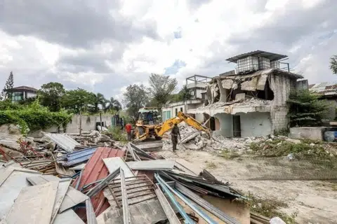 Proses perobohan penempatan haram sebahagian warga Rohingya di Kampung Sungai Tekali, Hulu Langat, Selangor, baru-baru ini.