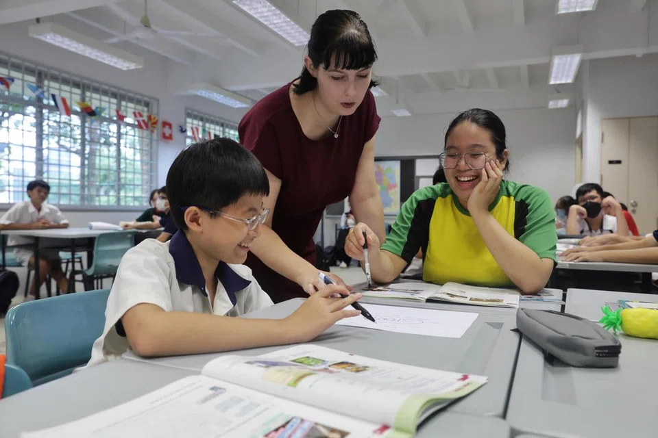 Pelajar kelihatan menghadiri kelas bahasa Jerman di Pusat Bahasa MOE (Newton).
