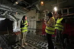 Latihan Wallaby, pesawat C-130, hulur bantuan kemanusiaan