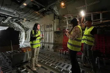 Latihan Wallaby, pesawat C-130, hulur bantuan kemanusiaan