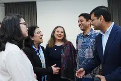 Menteri Negara (Tenaga Manusia merangkap Kebudayaan, Masyarakat dan Belia), Encik Dinesh Vasu Dash (dua dari kanan) berinteraksi dengan (dari kiri) Anggota Parlimen (AP) GRC East Coast, Cik Hazlina Abdul Halim; Pelapor Khas Pertubuhan Bangsa-Bangsa Bersatu (PBB) mengenai Kebebasan Beragama atau Berkepercayaan, Dr Nazila Ghanea; Pengarah IPPFoRB, Cik Fernando San Martin; dan Pengasas dan Presiden Roses of Peace, Encik Mohamed Irshad Abbas Ali.